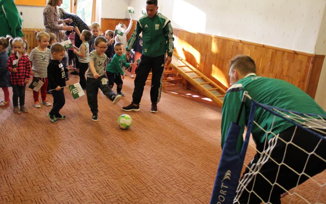 Piłkarze Olimpii odwiedzili Przedszkole Miejskie przy ul. Legionów (FOTO)